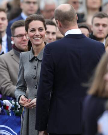 Kate Middleton très souriante avec sa queue-de-cheval qu'elle ne quitte plus