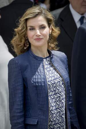 La reine Letizia d'Espagne et ses pendants d'oreilles chics mais petits prix