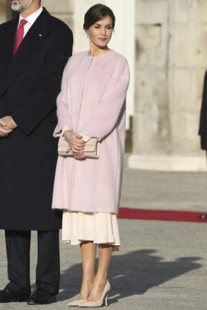 Un look doux et automnal pour Letizia d'Espagne avec son manteau rose pastel et sa robe crème