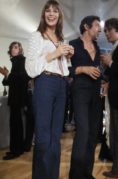 Jane Birkin et Serge Gainsbourg lors d'une soirée chez le couturier Jean Bouquin en 1960 à Paris