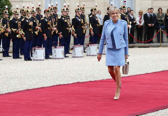 Brigitte Macron en un tailleur bleu lavande accompagné d'une veste à double boutonnage le 14 mai dernier.