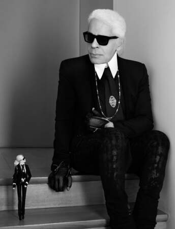 Karl Lagerfeld et la poupée Barbie qu'il a relooké Barbie en 2014