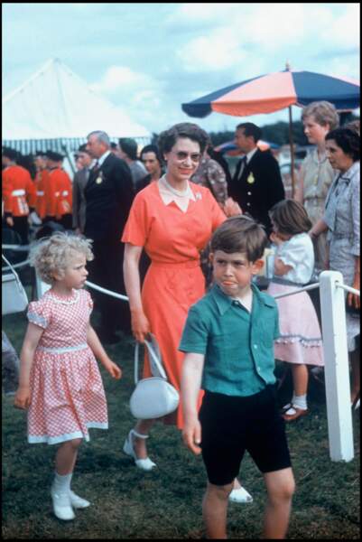 La reine Elizabeth II en 1958 avec ses enfants la princesse Anne et le futur Charles III 