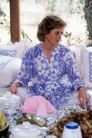Lady Diana en robe tunique dessinée par Catherine Walker, aux Emirats Arabes Unis en 1989