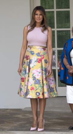 Melania Trump avec un top rose moulant sans manches et une jupe fleurie signée Valentino