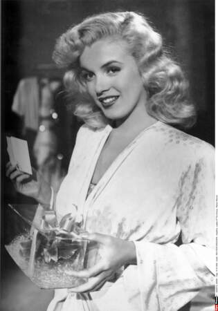 1948, dans Les reines du Music Hall, visage aminci, traits affinés, cheveux peroxydés, Marilyn est née