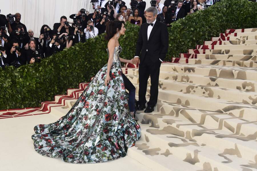 Pour son premier gala du Met, Amal Clooney fait sensation avec George Clooney dans une robe à traîne incroyable