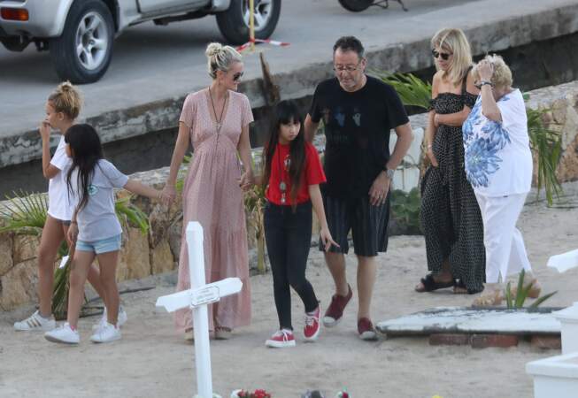 Laeticia Hallydayse rend sur la tombe de Johnny Hallyday avec Jade, Joy et leur parrain Jean Reno