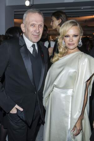 Jean-Paul Gaultier et Pamela Anderson réunis au Dîner de la mode du Sidaction.