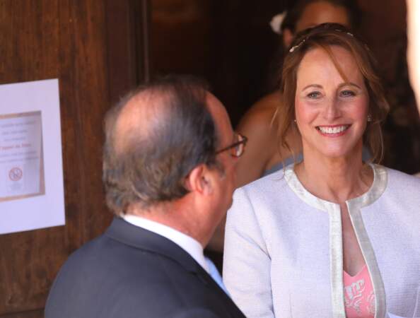 Ségolène Royal et François Hollande complices à la sortie de l'église lors du mariage de Thomas Hollande.