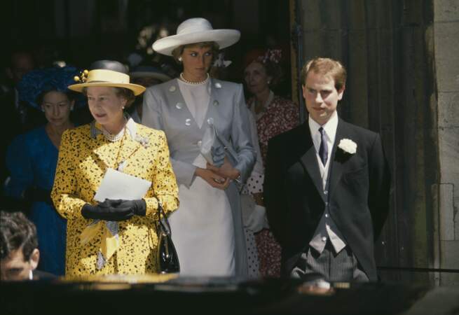 Juillet 1988, l'audacieux jaune de la robe de la reine laisse la princesse Diana dans l'ombre