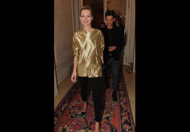  Kate Moss et son top or, l'indispensable des fêtes