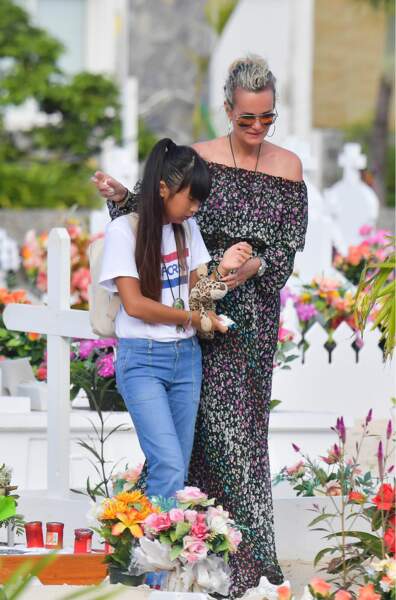Laeticia et Jade Hallyday font une dernière visite sur la tombe de Johnny le 15 janvier 2018