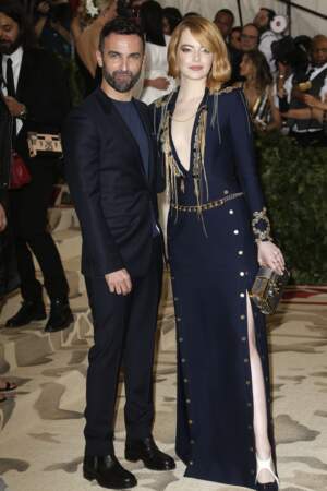 Lors du Met Gala 2018, Emma Stone est arrivé au bras de Nicolas Ghesquière et le regard subtilement ourlé d'or