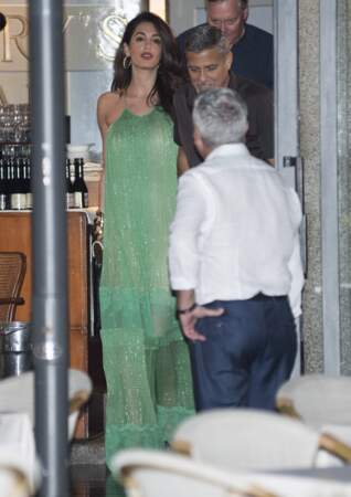 Amal Clooney sublime en robe longue verte et fluide signée Stella Mac Cartney 