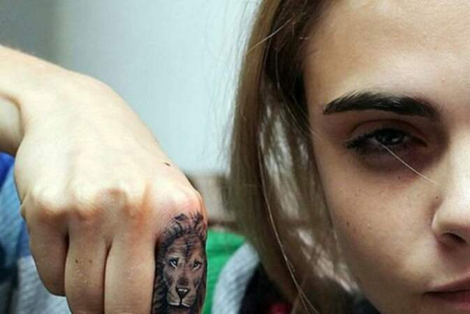 Parmi les tatouages de la top Cara Delevingne, on trouve le roi de la jungle sur son index 