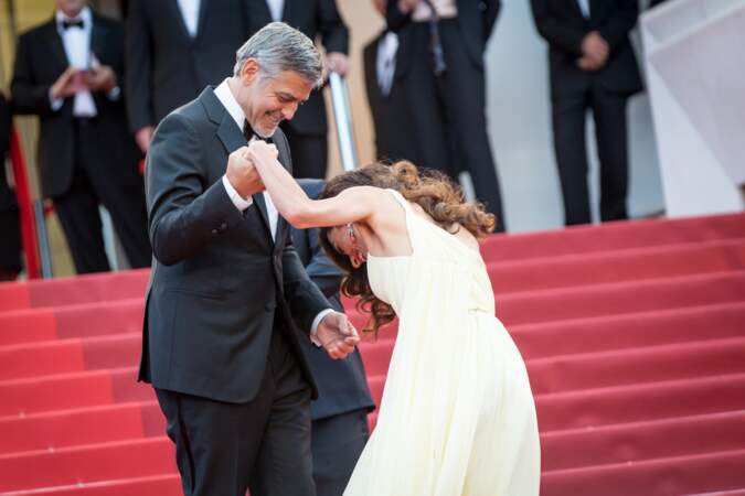 Amal Clooney trébuche dans sa robe, mais est sauvée par son mari George à Cannes en 2016