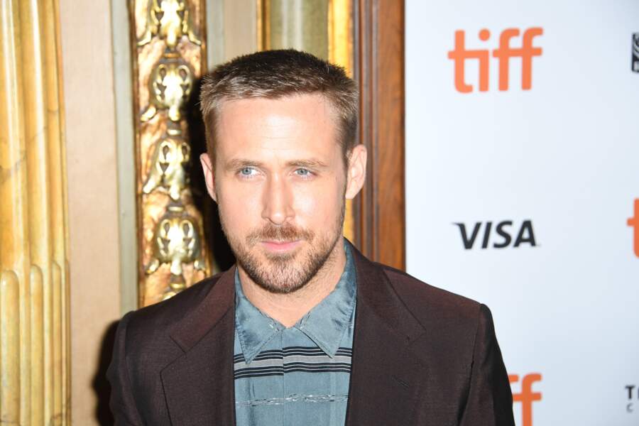 Les détails de la chemise bleue et du col de son costume font monter d'un cran le style de Ryan Gosling.