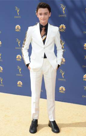 GENTLEMEN - Noah Schnapp portait un costume Fendi au 70ème Primetime Emmy Awards.