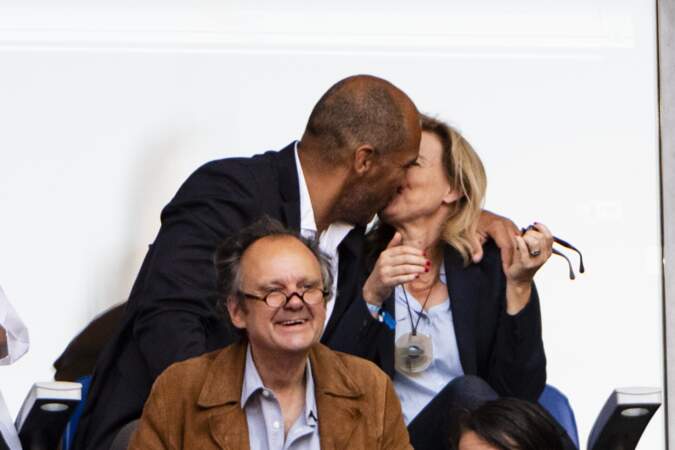 Valérie Trierweiler et Romain Magellan échangent un baiser fougueux
