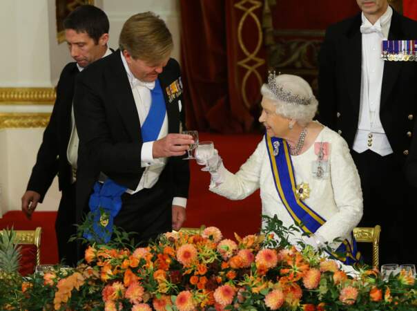 Le roi Willem-Alexander des Pays-Bas et la reine Elizabeth II d'Angleterre