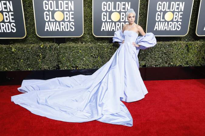 Lady Gaga en robe et cape en soie Valentino Haute Couture, sur le tapis rouge des Golden Globes, le 6 janvier 2019