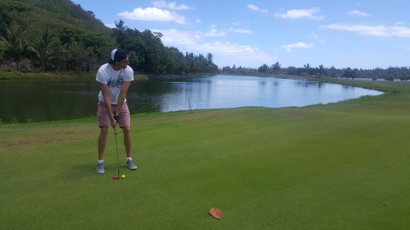 Camille Lacourt s'essaie au golf au Moorea Green Pearl Golf Course