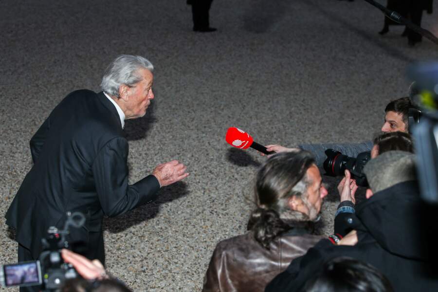 Alain Delon répond aux journalistes présents dans la cour du palais de l'Élysée