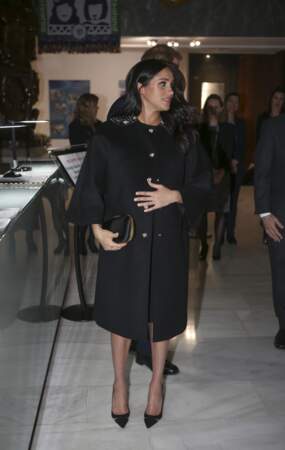 Meghan Markle sublime tout en noir en manteau Gucci, escarpins Aquazzura et pochette Givenchy