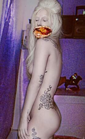 Lady Gaga nue et tatouée