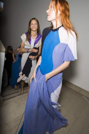 Sportmax propose une robe fluide aux empiècements pastel, pour une silhouette minimaliste.