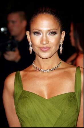 2006 : Jennifer Lopez radieuse en robe décolleté et peau caliente