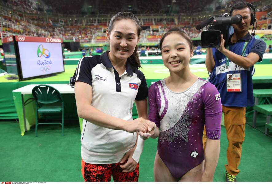 Les deux gymnastes Hong Un-jong (Corée du Nord) et Lee Eun-ju (Corée du Sud) main dans la main