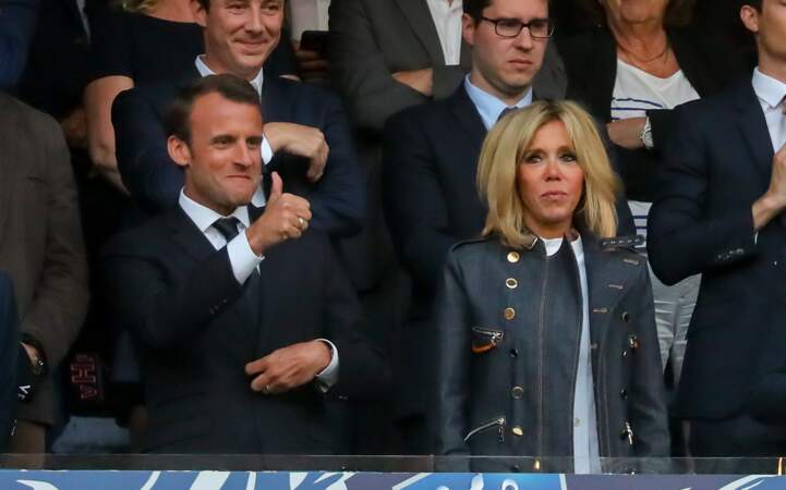 Brigitte Macron très sobre en veste en jean brut le 9 mai 2018