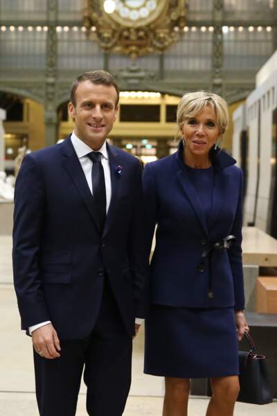 Brigitte et Emmanuel Macron, toujours main dans la main, déambulent dans les travées du musée d'Orsay. 