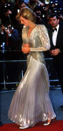 Lors de l'avant première de James Bond Dangereusement vôtre en 1985, Lady Di en robe irisée Bruce Oldfield