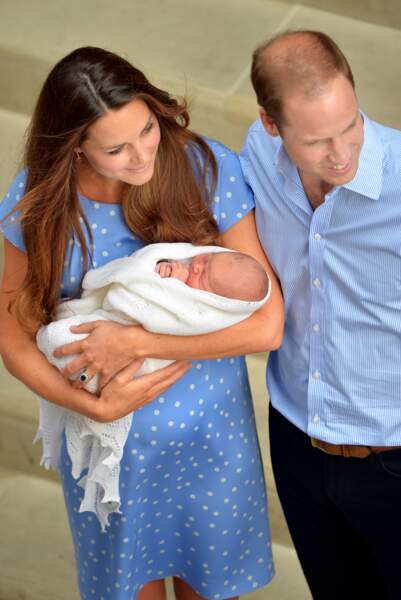 Le prince George, le jour de sa naissance, le 23 juillet 2013 emmailloté dans sa couverture