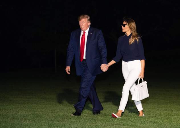 Melania Trump arrive à la Maison Blanche avec un sac "Kelly" de Hermès, à Washington, le 26 août 2019.