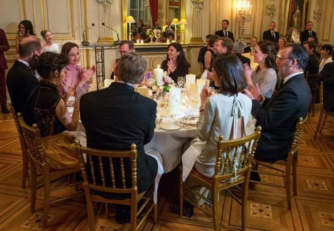 Glamour et convivialité au programme de ce dîner célébrant l'amitié franco-britannique.