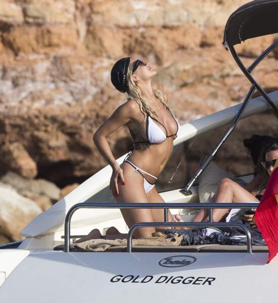 Rita Ora se fait dorer à Ibiza