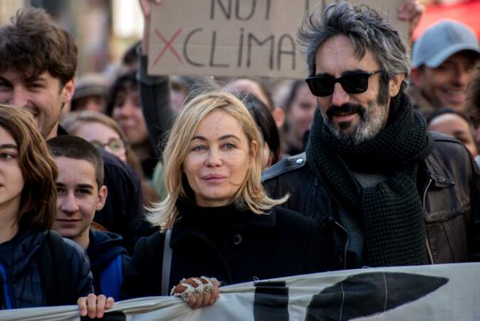 Emmanuelle Béart et son mari Frédéric Chaudier à la marche pour le climat, samedi 16 mars, à Paris