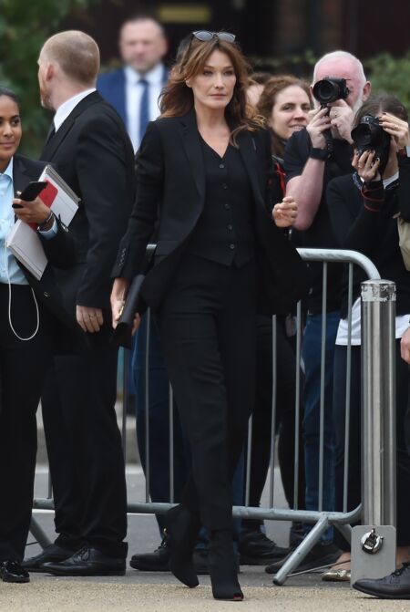 Carla Bruni-Sarkozy ultra chic en costume 3-pièces au défilé Burberry 2019 