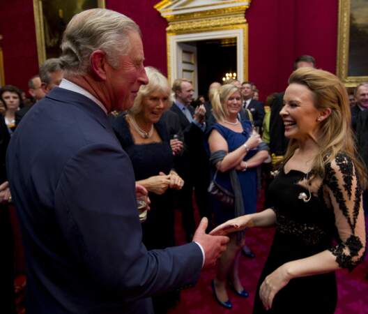 Le prince Charles et Kylie Minogue, lors d'une réception au palais St James, le 24 octobre 2012