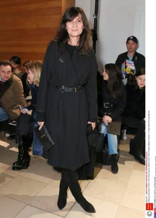 Parmi les silhouettes favorites d'Emmanuelle Alt: le combo manteau long, bottes noires.