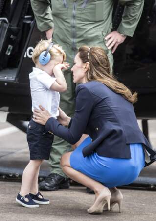 Kate Middleton console le prince George, en pleurs, à Gloucester le 8 juillet 2016