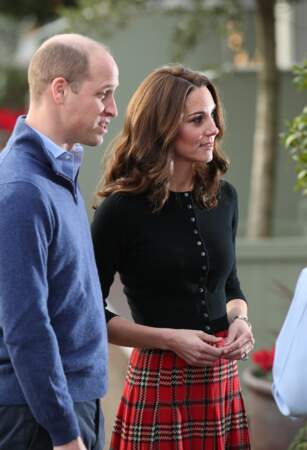 Kate Middleton les cheveux lâchés et ondulés avec le prince William