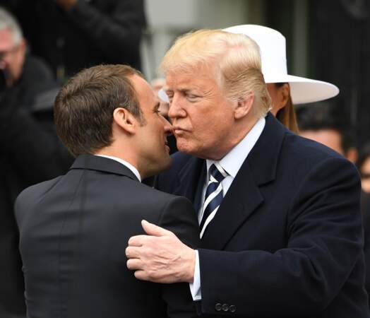 Emmanuel Macron embrasse Donald Trump mardi 24 avril