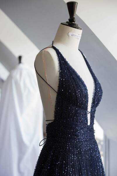 Décolleté plongeant, laçages glamour et bleu nuit intense : la robe Dior de Chiara Ferragni, renversante !