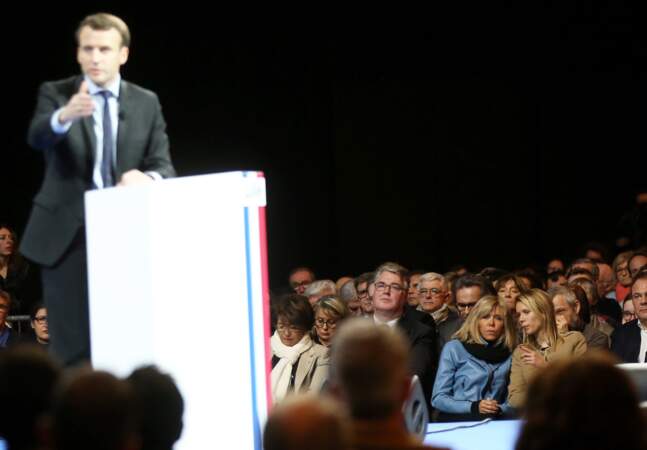 Emmanuel Macron clamait son discours sous le regard attentif de son épouse