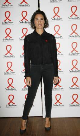 Alessandra Sublet a opté pour un total look noir en mixant une veste à franges, un jean skinny et des escarpins